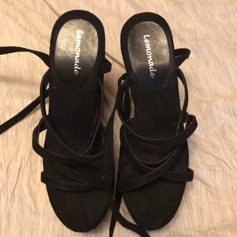 Black wedges